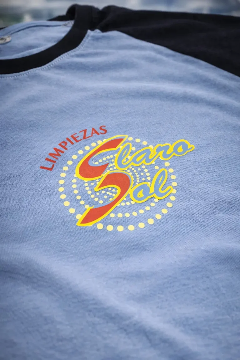 Camiseta personalizada con DTF para empresa de limpiezas, con logotipo Clarosol aplicado sobre tejido textil en Jaen.