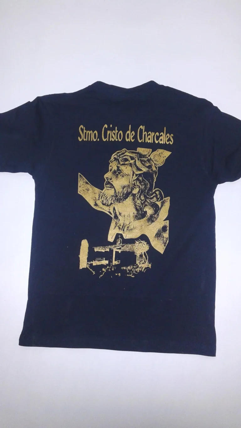 Camiseta de algodon negra serigrafiada con tinta oro para cofradia, con imagen del Cristo de Charcales y texto religioso en Jaen.