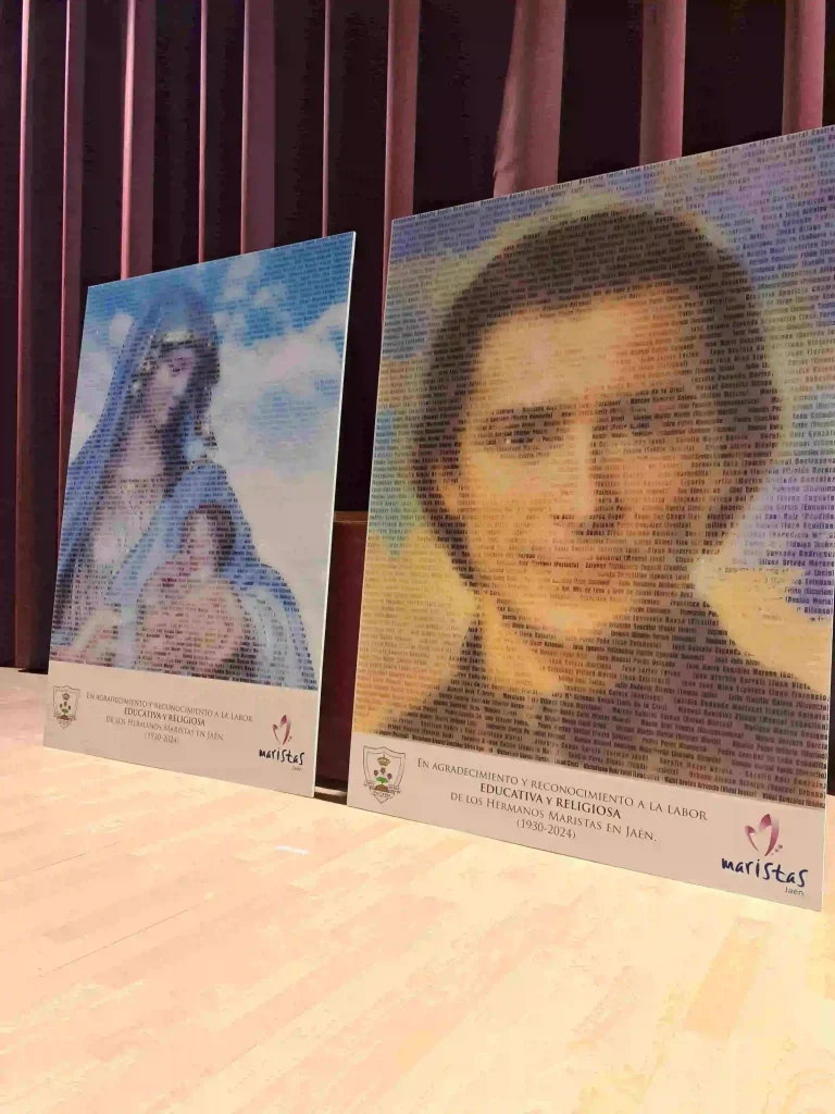 Cartel con impresión digital sobre PVC rígido para colegio, con imagen conmemorativa formada por microtextos y acabado mate.