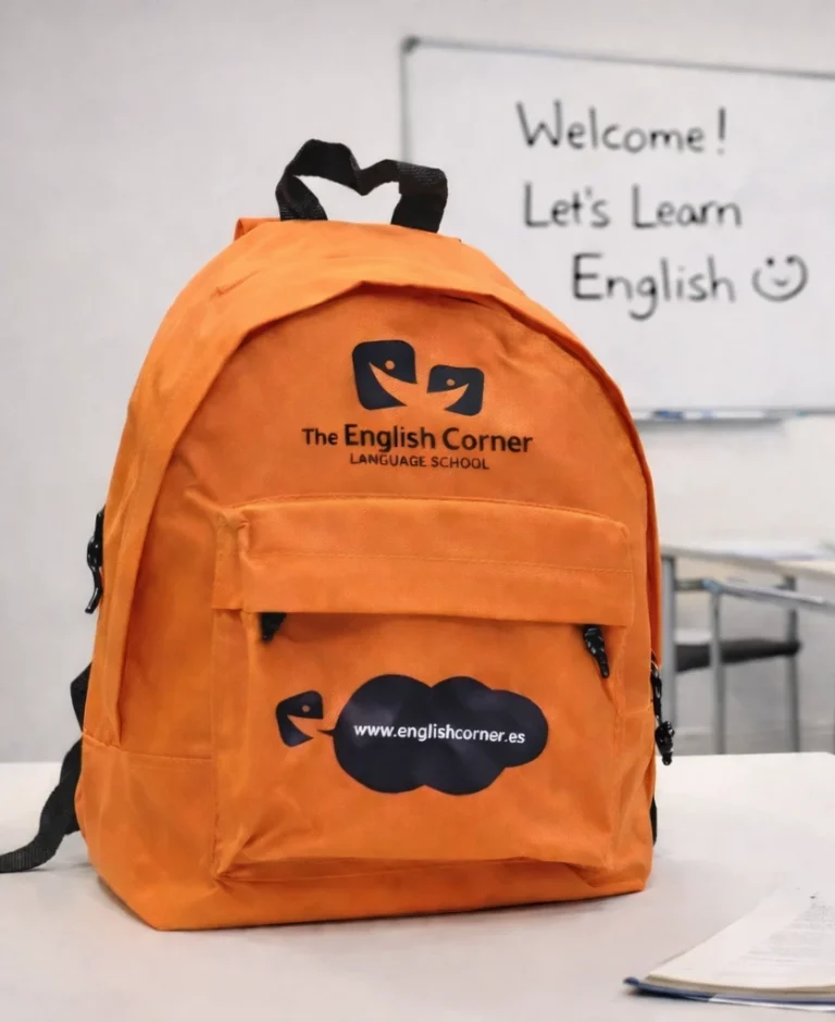 Mochila de poliester personalizada mediante serigrafia y DTF con logotipo de academia de ingles aplicada en el frontal del tejido