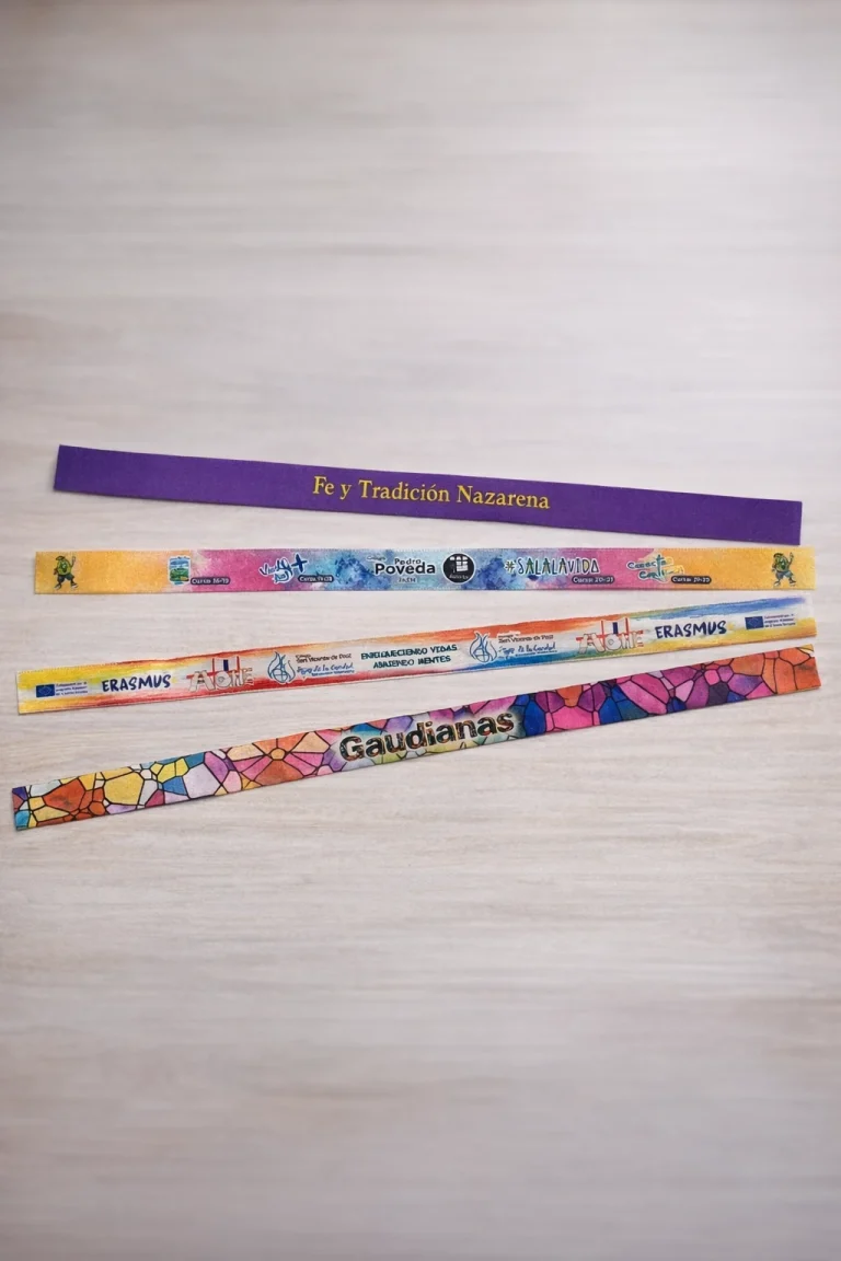 Pulseras de tela personalizadas con sublimación a todo color, impresión textil de alta definición y acabado resistente para eventos y promociones.