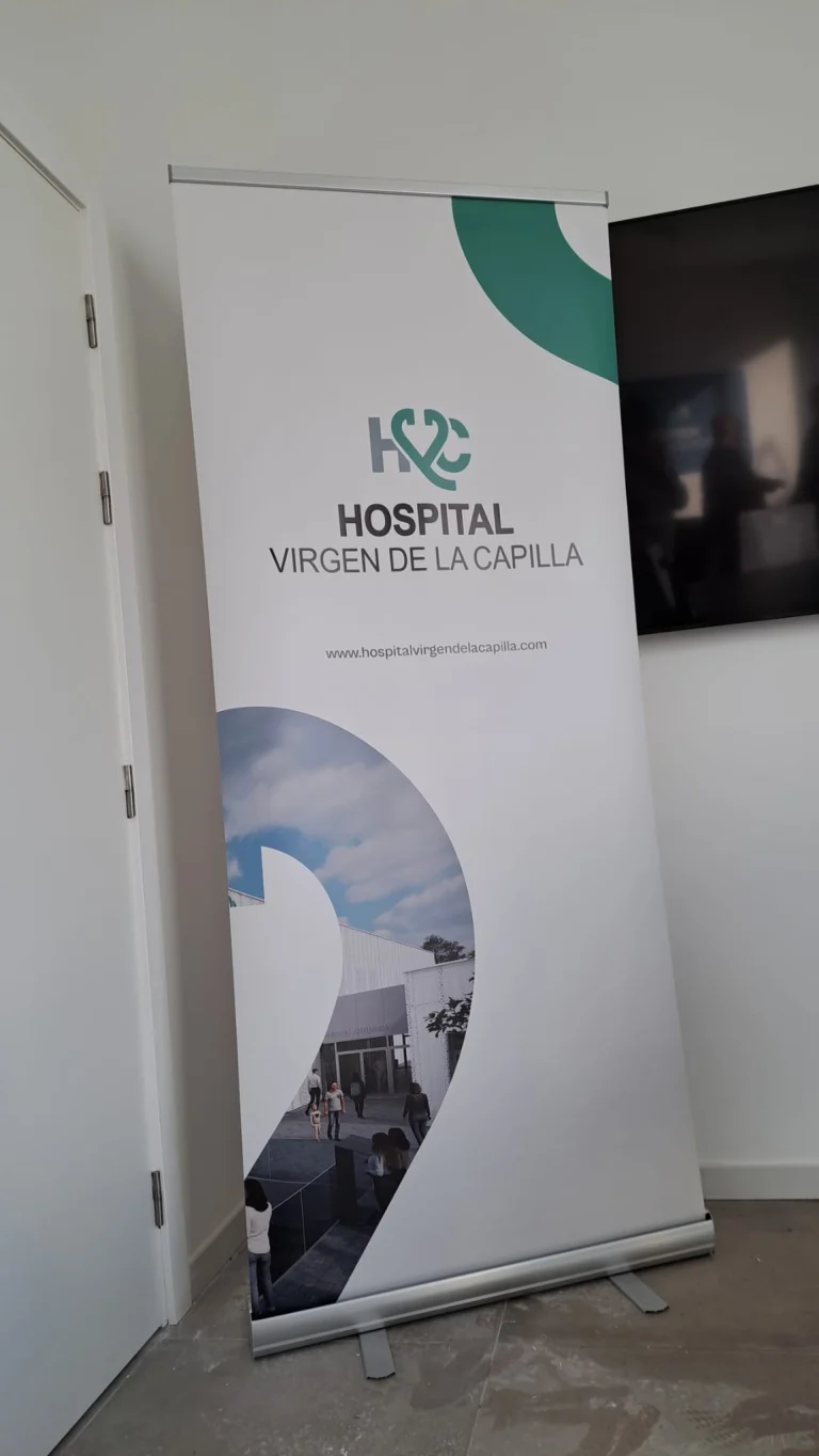 Roll up publicitario impreso en lona con estructura de aluminio para Hospital Virgen de la Capilla de Jaén, con diseño corporativo sanitario.