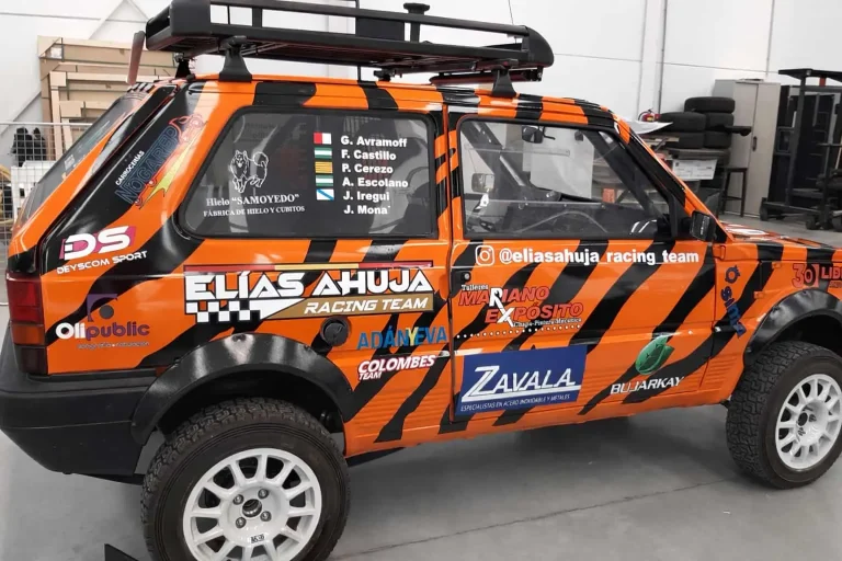 Coche de carreras rotulado con vinilo de corte y vinilo impreso ploteado, con gráficos deportivos y logotipos de patrocinadores aplicados.