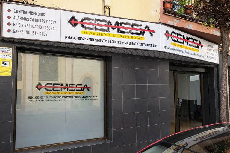 Rótulo luminoso personalizado con rotulación en vinilo de corte, con logotipo y textos corporativos de Cemssa Ingeniería de Seguridad.