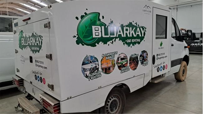 Rotulación de furgón de flota empresarial con vinilo impreso aplicado sobre carrocería para empresa Bujarkay en la Sierra de Cazorla, Jaén