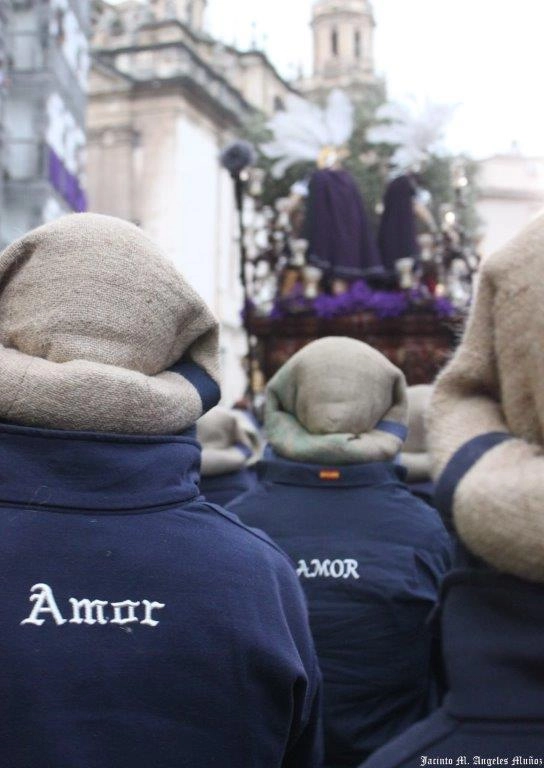 Sudaderas textiles bordadas con el nombre Amor para la cuadrilla de una cofradía, personalización mediante bordado resistente y duradero en prenda de abrigo.