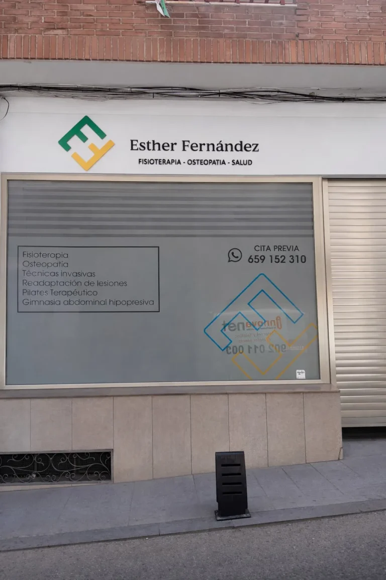 Escaparate de clínica de fisioterapia rotulado con vinilo ácido traslúcido y vinilo de corte, con logotipo y servicios de Esther Fernández en Los Villares.