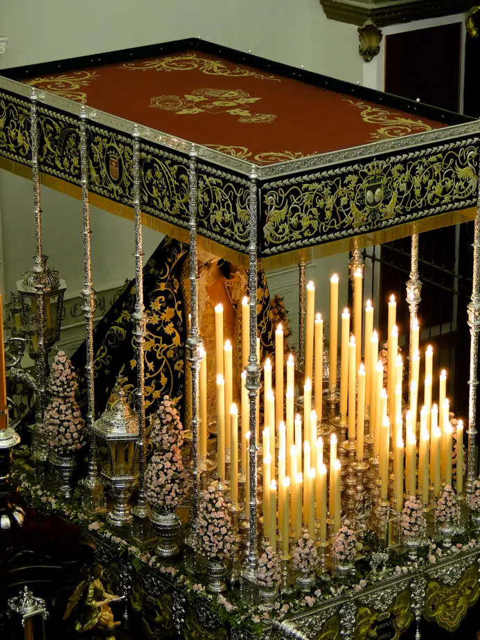 Techo de palio decorado con vinilo ornamental aplicado con precisión, con escudos y motivos clásicos integrados en la estética cofrade.